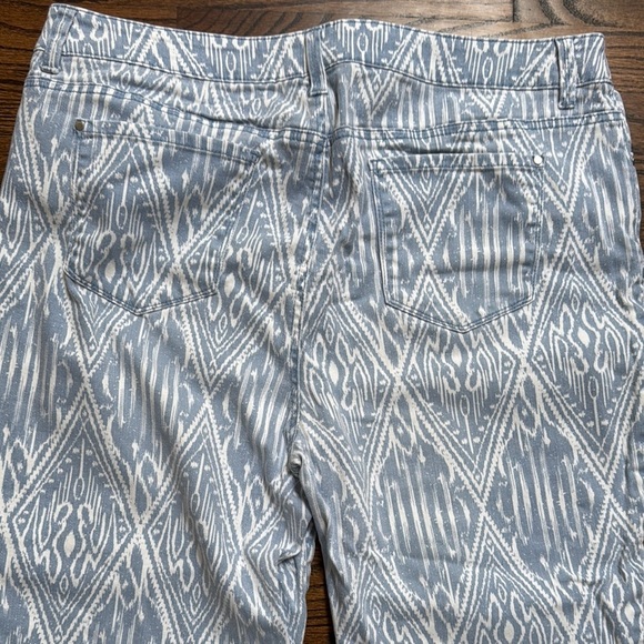 Chico's Platinum Blue and White Patterned Cropped Jeans size 12-14 (2.5) - Picture 6 of 8